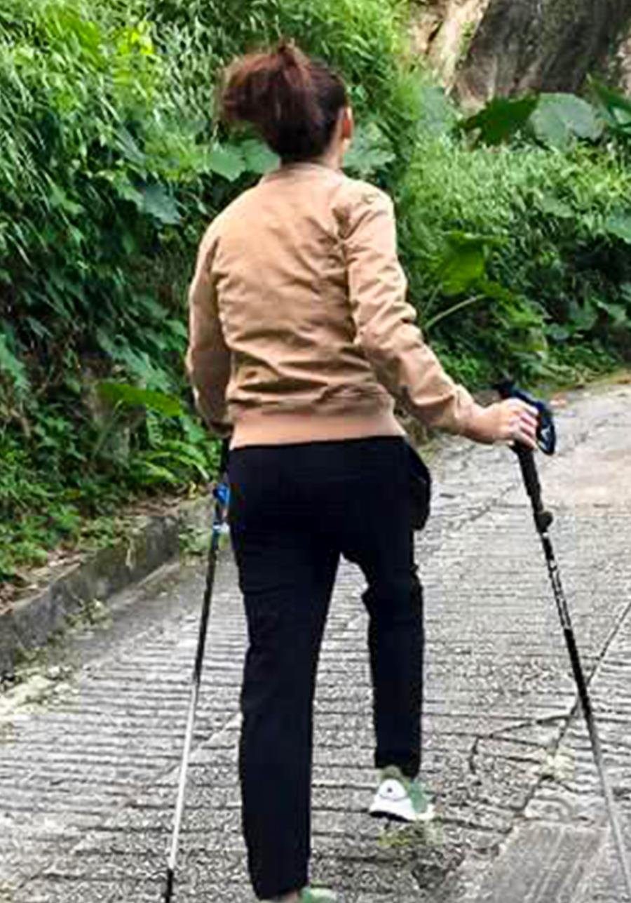 #张柏芝#张柏芝户外游,纯素颜出镜差异大,脸部斑点清晰可见,气质很普通