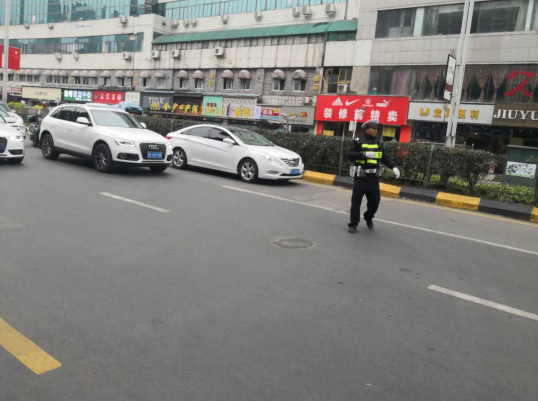 贵阳交通广播|10岁孩童上学途中突然昏倒抽搐!警民联合4分钟冲出早高峰