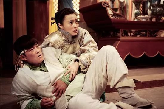 赵薇|赵薇当众卖惨，一句话暴露娱乐圈黑幕：击溃中年女性的绝不是离婚