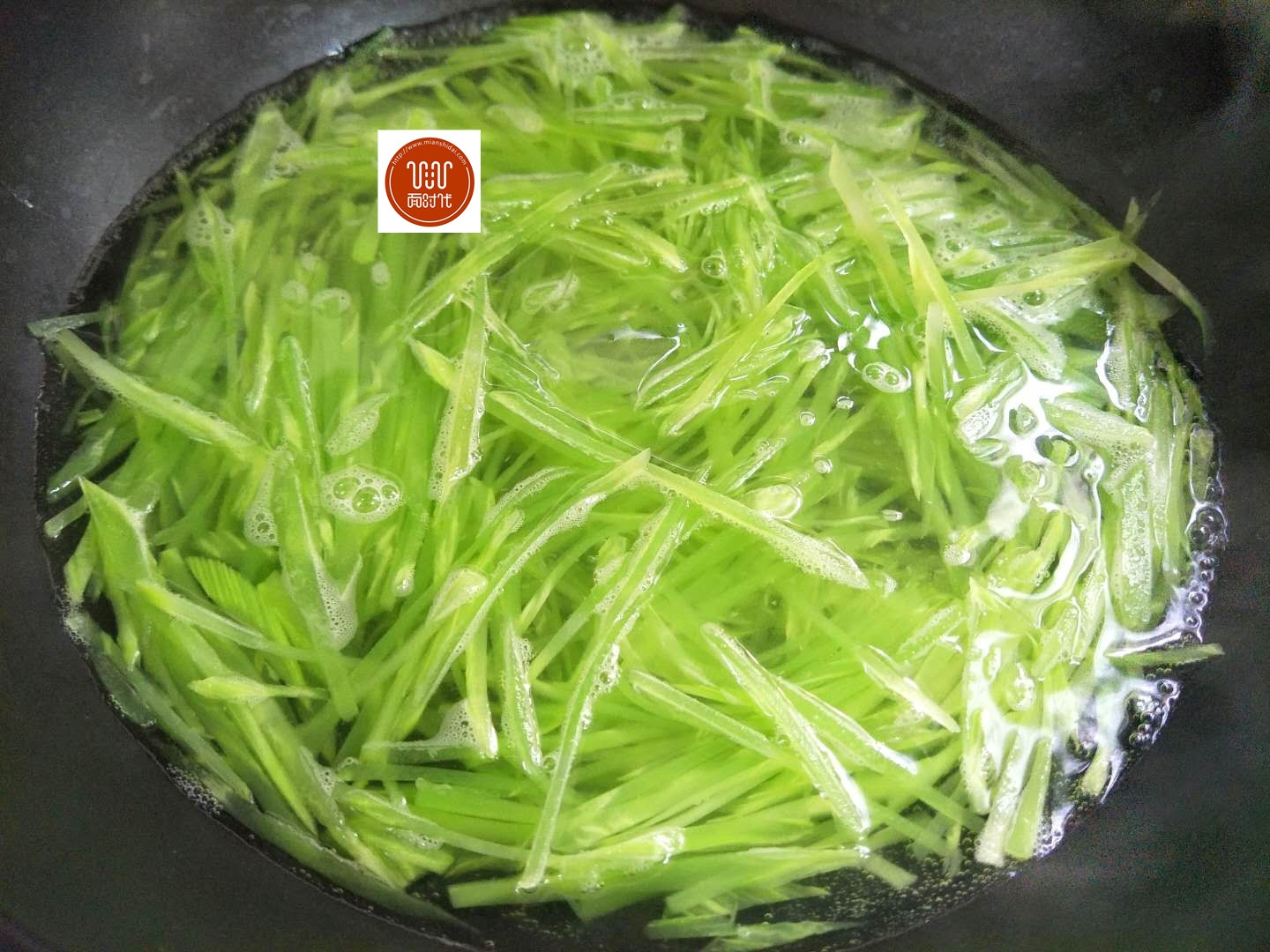 ▲它是天然的钙库，价格很便宜，人人都要多吃，尤其是老人和孩子！