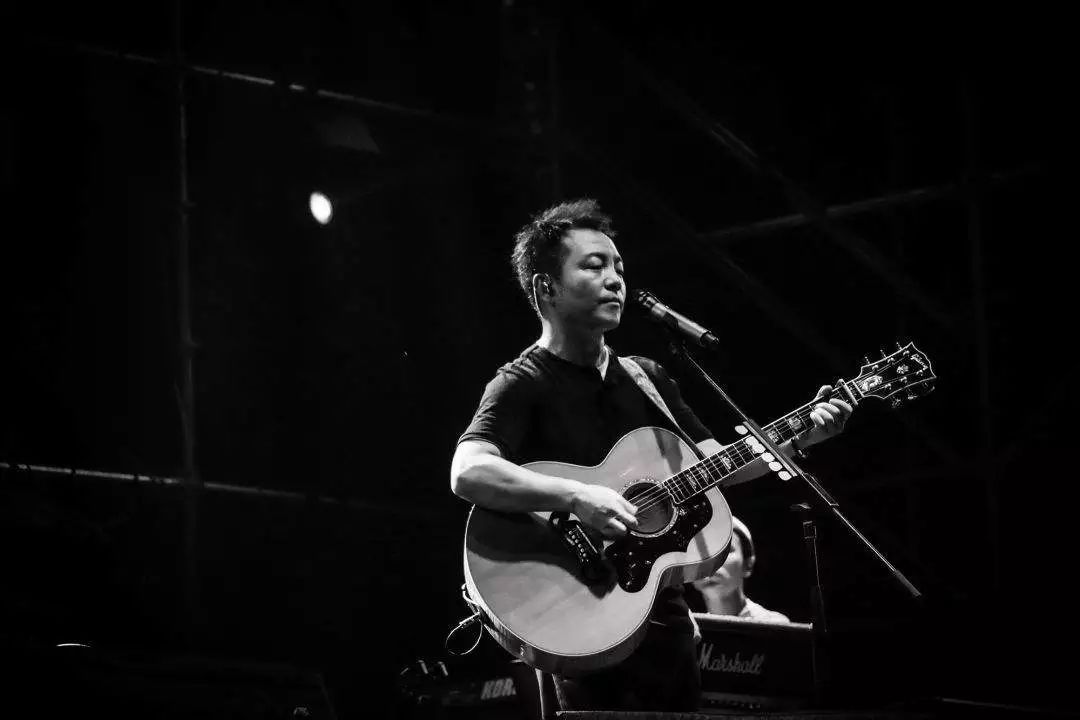 ##他是许巍，他是永远不会被人遗忘的自由诗人