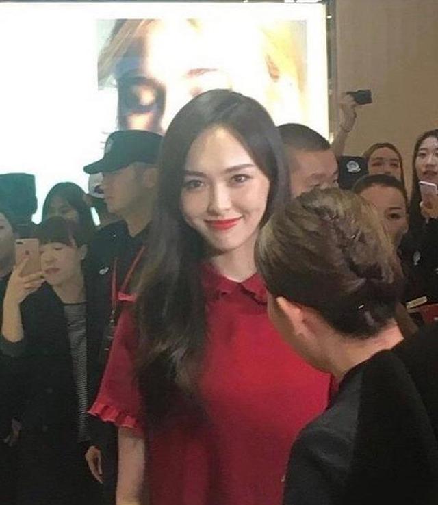 [古力娜扎]路人镜头下的女星，鞠婧祎关晓彤不算啥，看到娜扎一眼沦陷