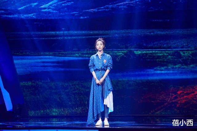 「白百何」白百何换了法式刘海更年轻，穿牛仔外套录节目，齐肩短发像25岁