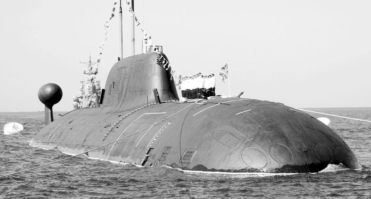 潜艇■飞来横祸：中国潜艇刚冒头，就被战舰切两段，24名官兵当场遇难