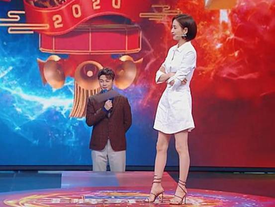 佟丽娅：36岁的佟丽娅涅槃重生，“高跟鞋”火了，鞋面与地面成45°角