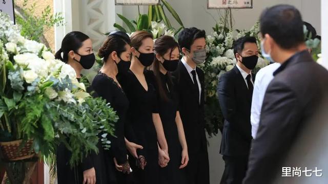 穿衣搭配|甄子丹一家送别岳父，女儿穿衣露内搭哪像16岁，娇妻小姨子同框