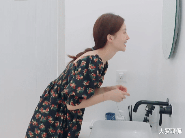 金晨|金晨当众卸妆,旁边镜子却显露真实颜值,美颜有多厚一目了然