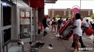 『美国』美国突发大规模暴动!万人洗劫全城 纵火烧楼 市民当街惨死