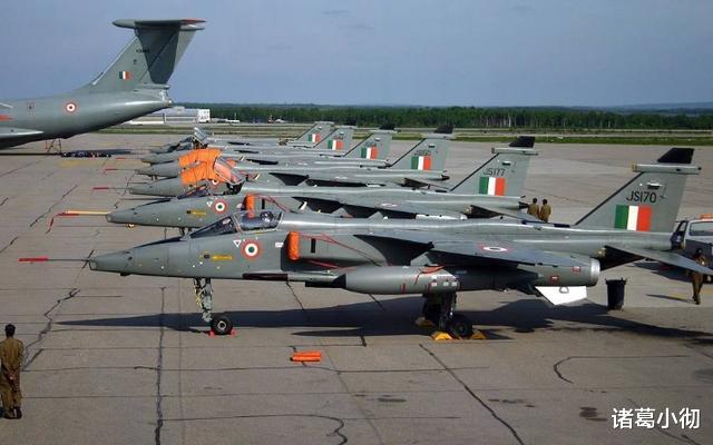 「印度」前线已进入战备状态，印度大批战机挂弹升空，随时准备打响第一枪