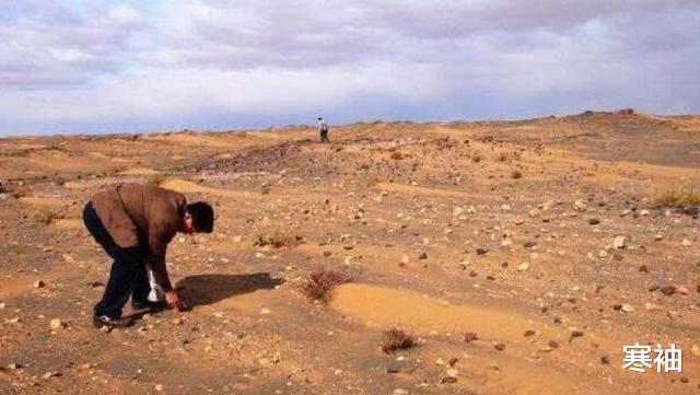寒袖|内蒙古干涸湖泊遍布“五彩石”，商家雇牧民捡石，三年损失过亿