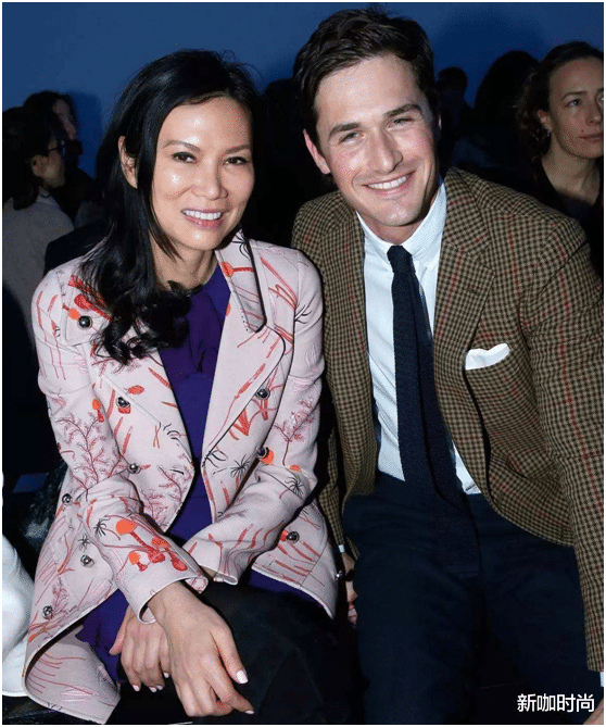 邓文迪|邓文迪的时尚真难懂，穿柠檬黄长裙涂芭比粉口红，一般人驾驭不住