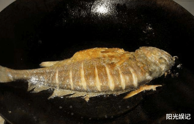 [不粘锅]煎鱼，千万别直接下锅煎！大厨教你4招，不粘锅不破皮，不碎不腥