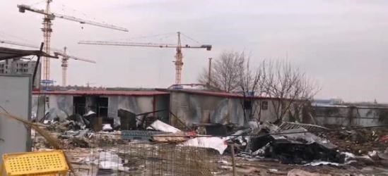 心中的陪伴 河南郑州发生一起事故，现场一片狼藉，相邻两镇表示：不归我管