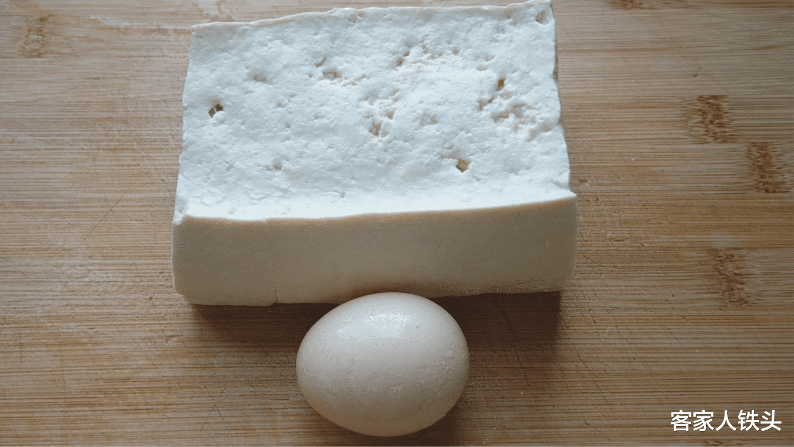 [豆腐]1块豆腐打入1个鸡蛋，家有孩子多做这道菜，鲜香下饭，常吃长个快