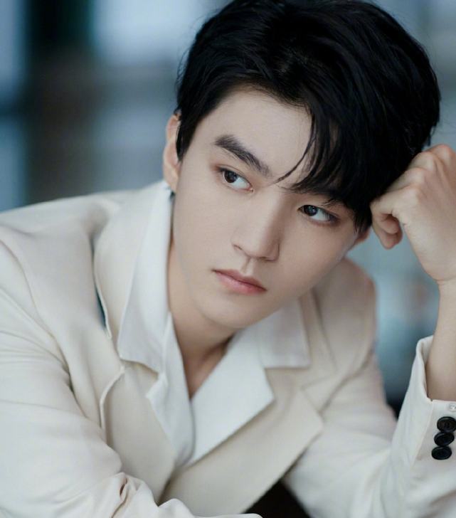 王俊凯|王俊凯\减肥水杯\火了，比脸还大，了解多少钱买的，贫穷限制想象