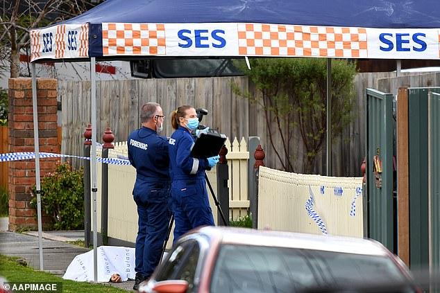 英国英鸟|听妹妹说外公曾光身出现灌她喝酒,澳洲少年24刀捅死外公,判16年