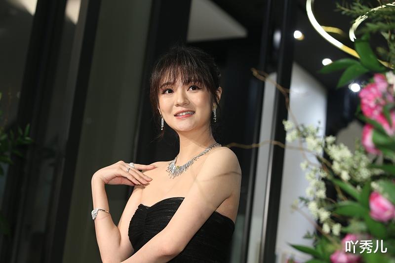 家产▲混得不好就回家继承家产的女星，图二还在硬撑，图4已被拖回家？