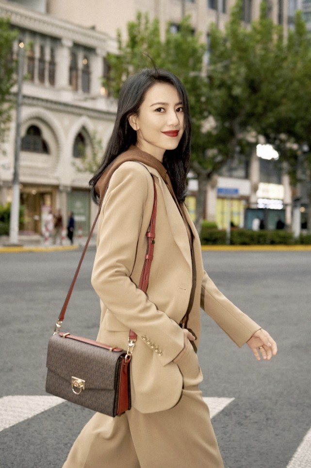 高圆圆|高圆圆秋日大片曝光！卡其西装氛围感十足，不愧是国民女神
