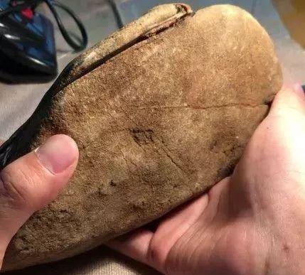 「翡翠」神仙难断寸玉!小伙不听劝阻买下一翡翠原石,切开后当学费交了