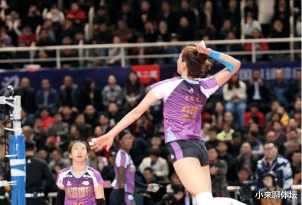 「天津女排」天津女排开展“体能大比武”！两小将表现亮眼，恐成全运争冠奇兵