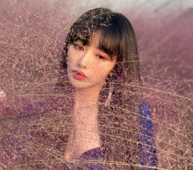 孔雪儿|孔雪儿房车里化妆,不料被一旁的化妆刷抢镜,网友:一个月没洗?