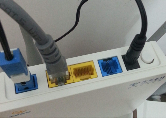 路由器|路由器摆错位置，百兆宽带也没辙！路由器旁边不要放这两个东西！