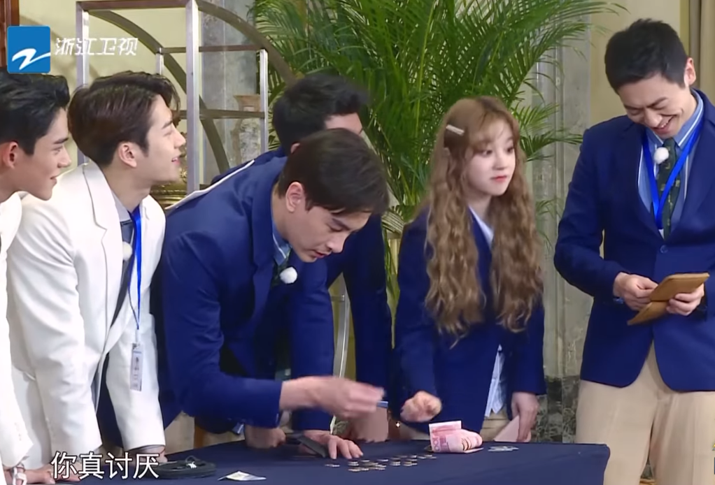 郑恺|跑男私人钱包公开：郑恺翻出敏感物，baby用塑料袋，而他让人羡慕