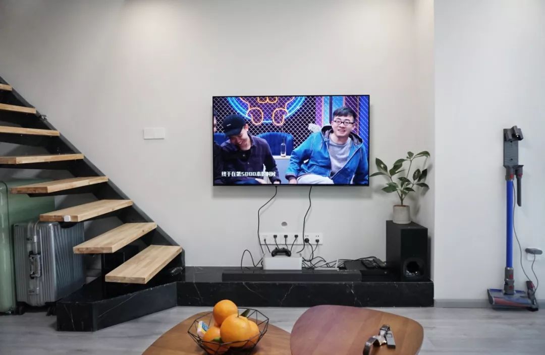 ：25m2迷你loft单身公寓，黑白灰+原木设计，简约又有格调！