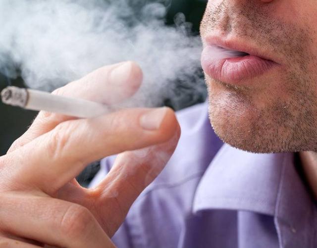 熬夜▲男人抽烟时，尽量避开4个时段！危害你可能承受不来，早知道早好