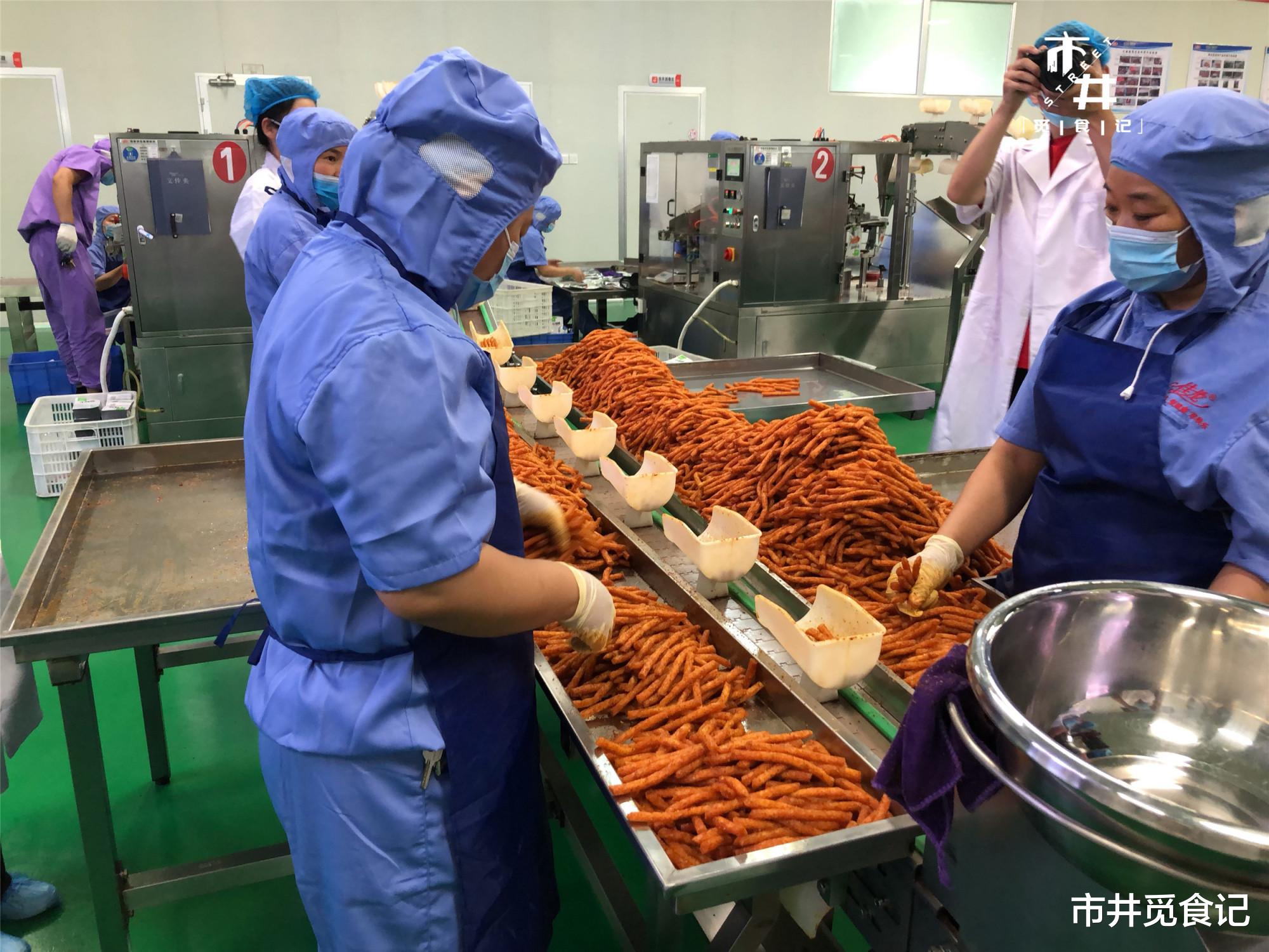 辣条|实拍辣条生产工厂，调味师100万元挖不走，“一盆油”是核心资源
