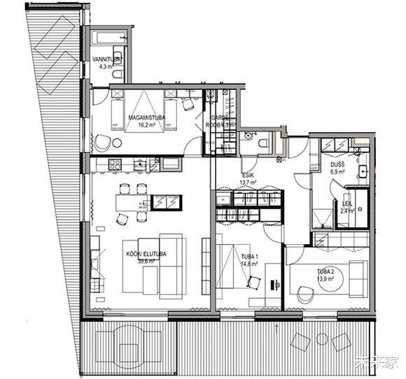 []她家客厅沙发不靠墙，阳台能当餐厅用，设计简洁温馨却特别实用