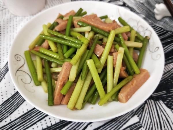 「蒜苔」这菜是天然“洗肠草”，杀菌清肠道，隔三差五吃，排出宿便一身轻