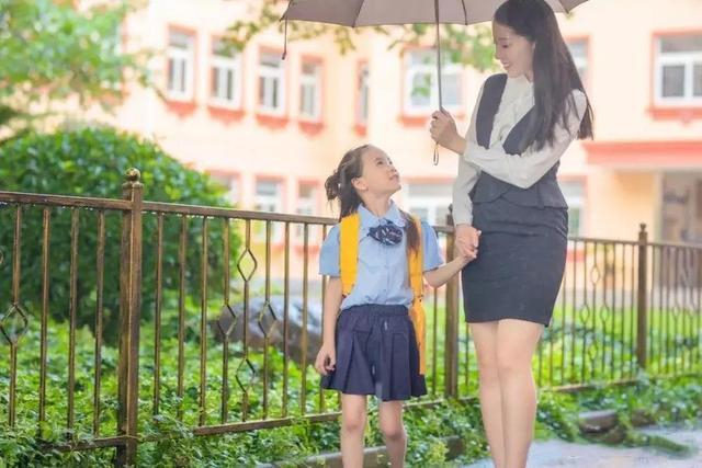 冻龄|40岁妻子穿上女儿校服，丈夫看到后不淡定，网友：想起了我的初恋