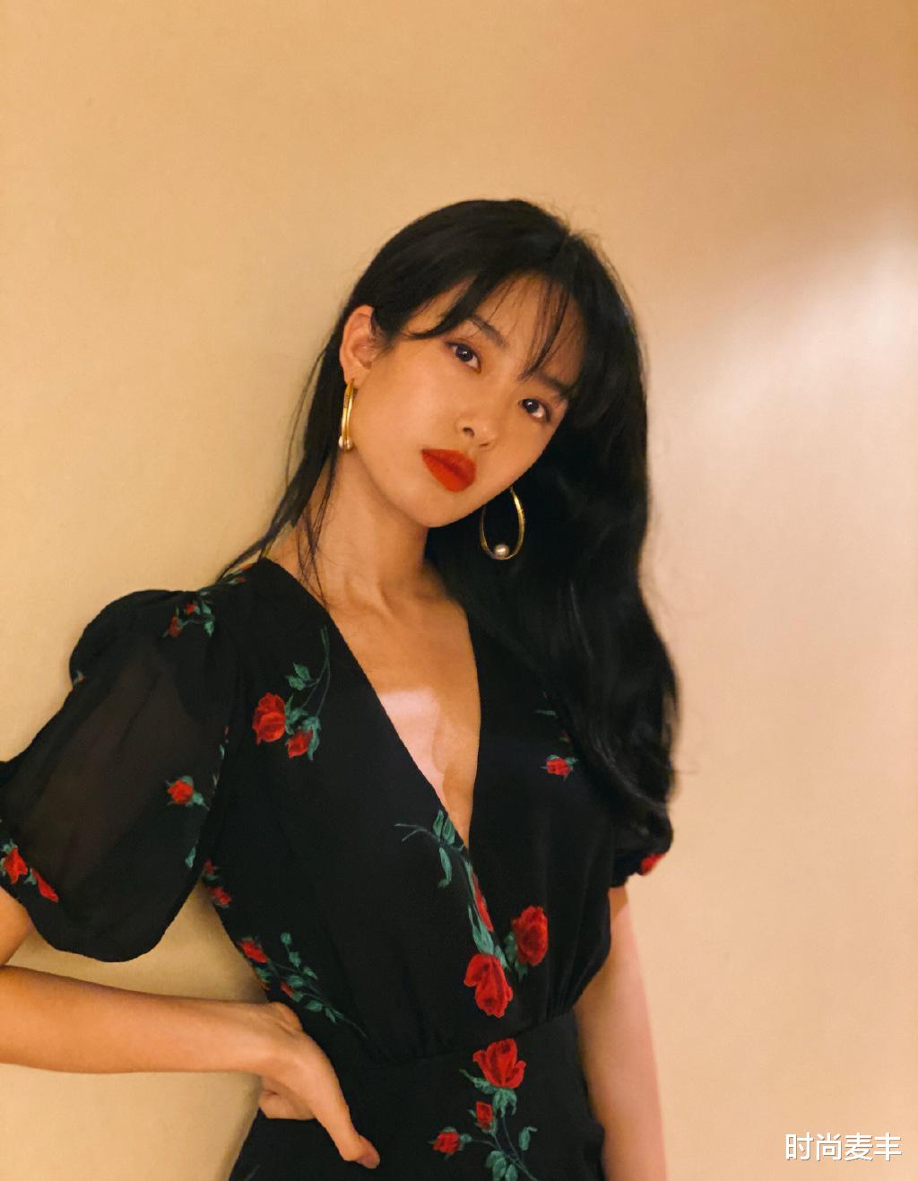 「穿衣搭配」不愧是刘亦菲干爹的女朋友，长发披肩涂红唇，美得低调又优雅