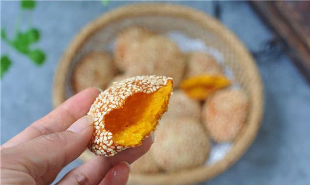 [南瓜]做南瓜饼，总是软趴趴？一个妙招：放一点它，南瓜饼香脆不变软！