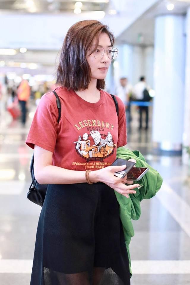 万茜|万茜素颜真是文艺代表,私下穿得像个小姑娘,真让人猜不出年纪