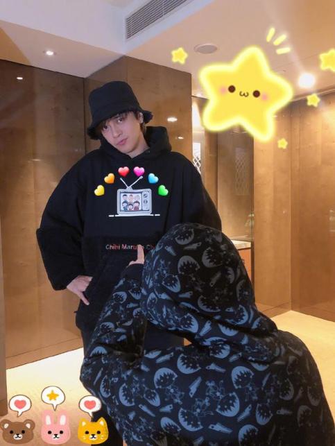 『周扬青』周扬青分手后心情大好，深夜现身理发店染发，头发颜色引爆评论区