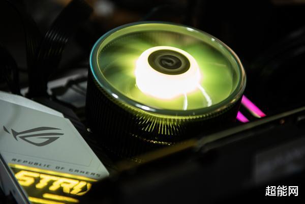 散热器|Tt飓风散热器图赏：传承颜值的下压式散热