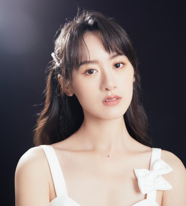 爱情公寓|曾是《爱情公寓》中无亮点的龙套，靠《琉璃》逆袭，28岁已成顶流