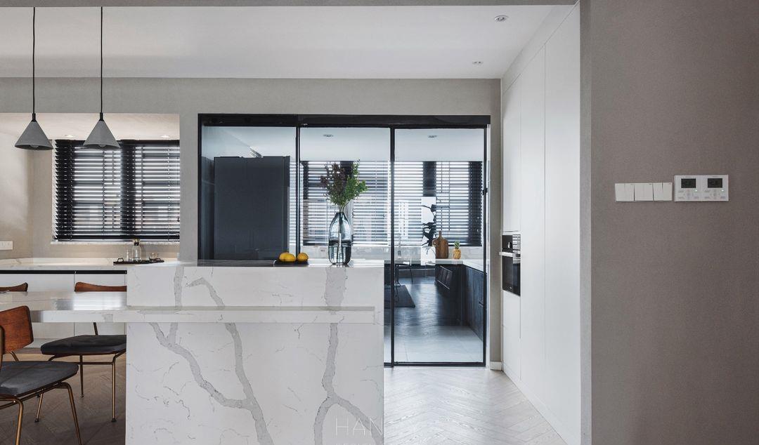 |165㎡的家，坚持沙发不靠墙，阳台可观海，小资生活充满悠闲惬意