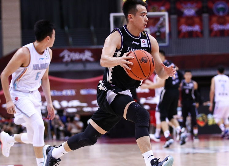 新疆男篮|15+7！20岁小将力压周琦成得分王，打出神奇2+2+旱地拔葱，真天赋异禀