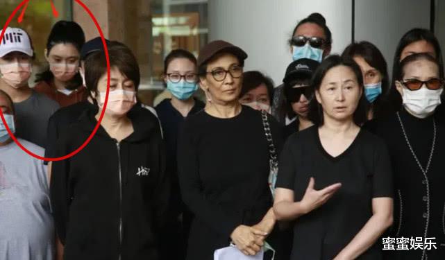 「何鸿燊」何鸿燊去世享年98岁，何猷君扶着母亲，儿媳奚梦瑶穿红色卫衣现身