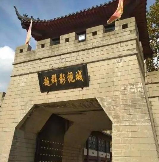 「金超群」“包青天”金超群，为演戏花光家产一生无子，遗言不准妻子改嫁