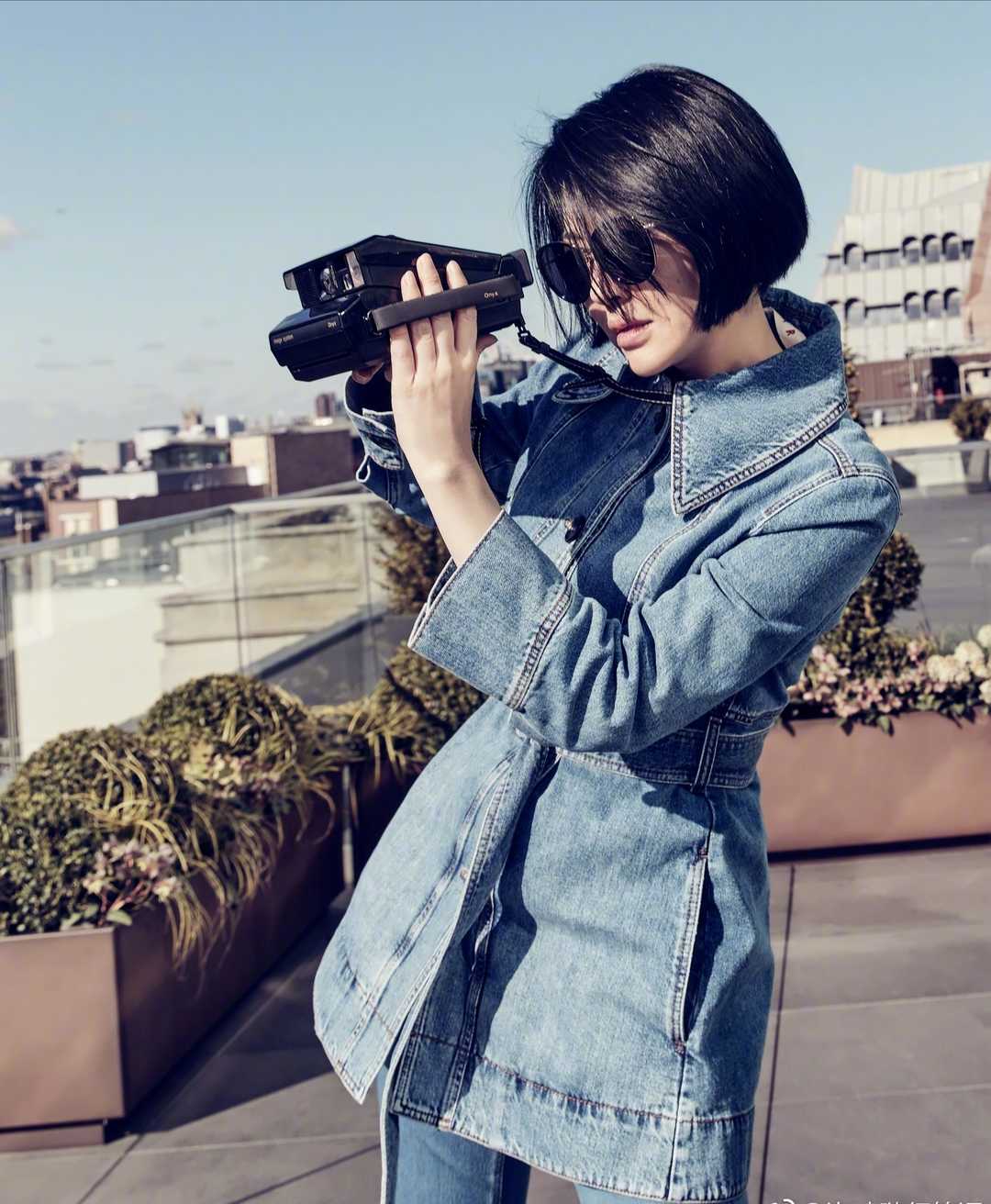 牛仔|许晴太会赶时髦了，剪了短发一身牛仔打扮，配中筒靴美到骨子里