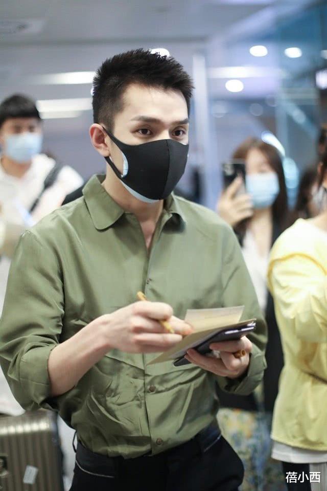 李佳琦@李佳琦不仅卖口红厉害,穿搭品位更是一流,绿色衬衫配西装裤帅爆