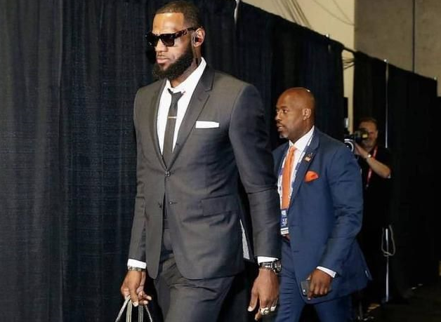 安东尼|NBA最“抠门”超巨，身价2.5亿从不挥霍，去超市购物还要用优惠券