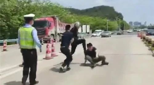 「贵阳」宝马倒车撞上20万摩托？贵阳“川崎哥被撞被打事件”火遍全网，当事人回应