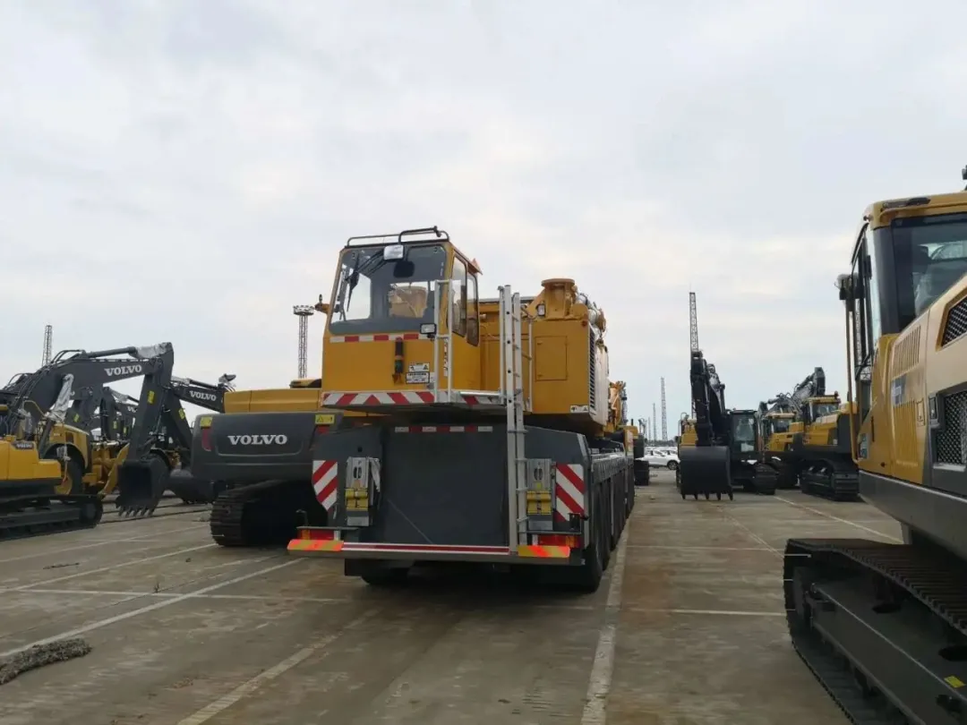 海尔|利勃海尔500吨吊车，到达上海外高桥港口