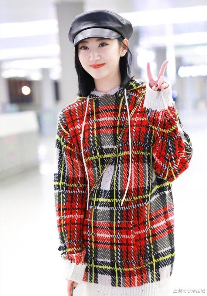 景甜|景甜剪短发美出新高度,格纹风衣搭白卫衣,一头栗色短发太洋气