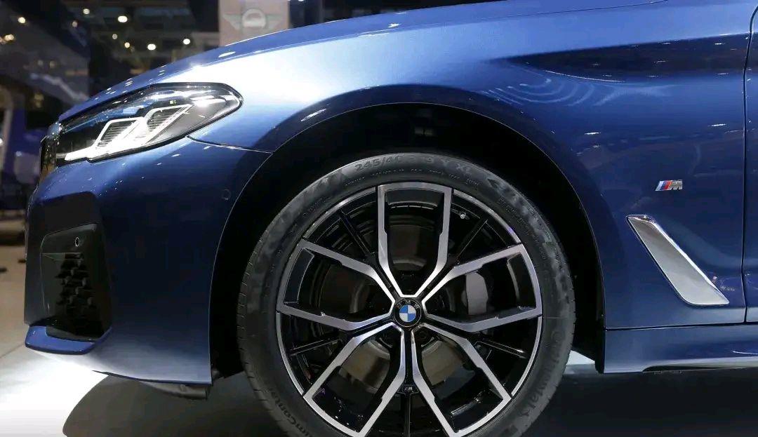 奔驰E级|2021款宝马5系正式上市，预售价曝光，网友：这价格是真的香